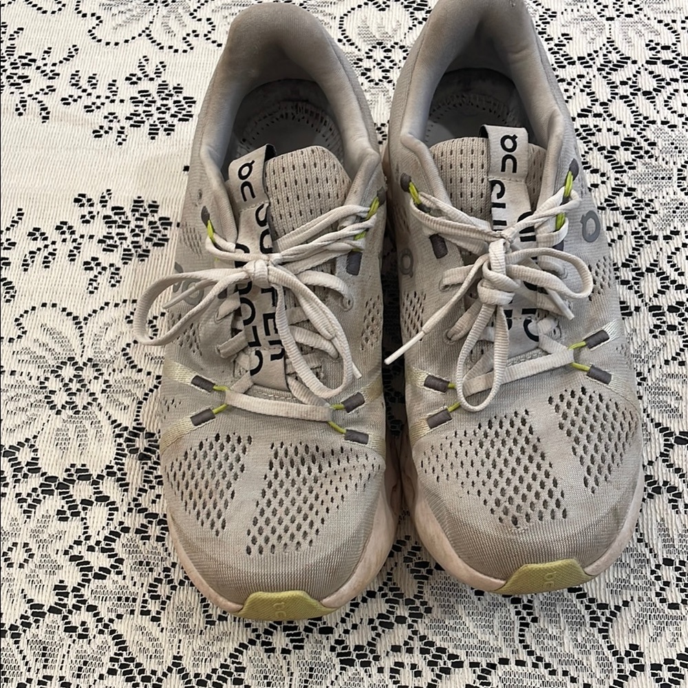 On Running cloud surfer used in good condition women’s size 9.5
